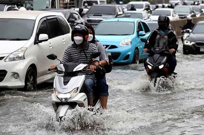Kendarai motor saat hujan, jangan andalkan rem belakang saja (ilustrasi)