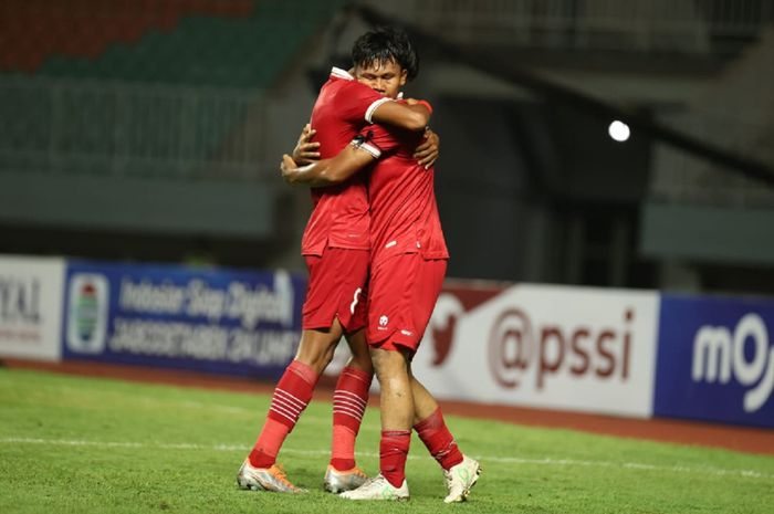 Dua pemain Timnas U-17 Indonesia berpelukan seusai membekuk Uni Emirat Arab dalam Kualifikasi Piala Asia U-17 2023 di Stadion Pakansari, Bogor, 5 Oktober 2022.