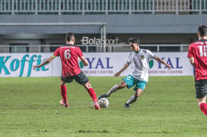 Pemain timnas U-17 Indonesia, Mokhamad Hanif Ramadhan (kanan), sedang berebut bola dalam laga Kualifikasi Piala Asia U-17 2022 di Stadion Pakansari, Bogor, Jawa Barat , 7 Oktober 2022.