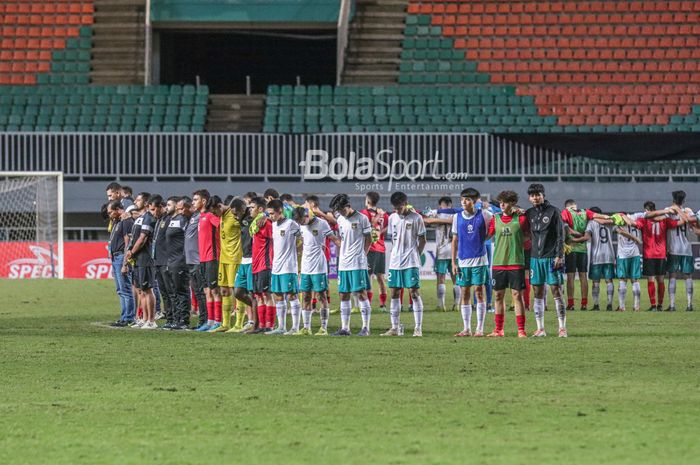 Skuat timnas U-17 Indonesia (skuad timnas U-17 Indonesia) sedang mengheningkan cipta bersama skuat timnas U-17 Palestina (skuad timnas U-17 Palestina dalam laga Kualifikasi Piala Asia U-17 2022 di Stadion Pakansari, Bogor, Jawa Barat , 7 Oktober 2022.