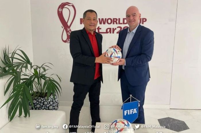 Pertemuan antara Presiden Asosiasi Sepak Bola Malaysia (FAM) Datuk Hamidin Mohd Amin dan Presiden Federasi Sepak Bola Dunia (FIFA) Gianni Infantino di Doha, Qatar. 