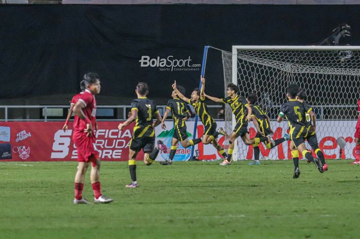 Timnas U-17 Malaysia selebrasi gol ke gawang Indonesia dalam Kualifikasi Piala Asia U-17 2023 di Stadion Pakansari, Bogor,  9 Oktober 2022. Malaysia menang 5-1 dan menyingkirkan Garuda Asia.