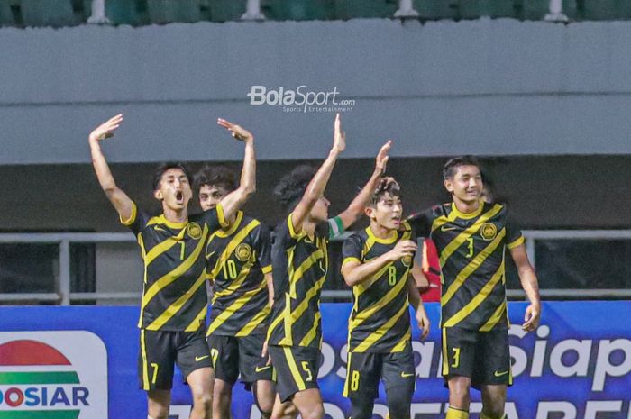 Timnas U-17 Malaysia tampak merayakan gol dalam laga Kualifikasi Piala Asia U-17 2023 di Stadion Pakansari, Bogor, Jawa Barat, 9 Oktober 2022.