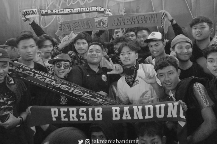 Suporter Persib Bandung, Viking, bersama dengan fans Persija Jakarta, The Jakmania, menggelar doa bersama untuk Malang pada Sabtu (8/10/2022)