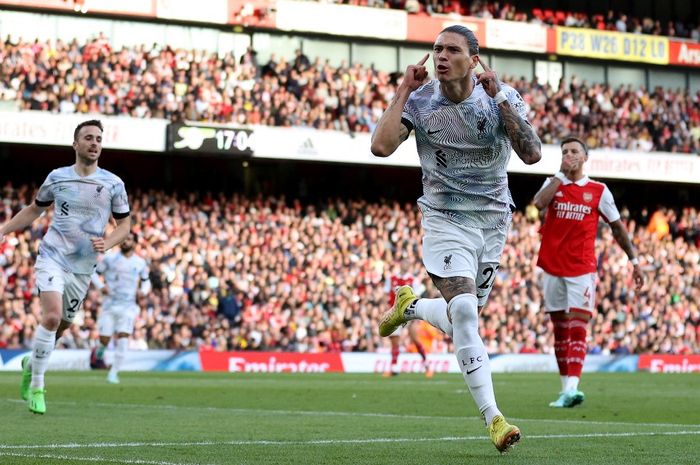 Penyerang Liverpool, Darwin Nunez, merayakan gol ke gawang Arsenal dalam laga Liga Inggris di Stadion Emirates, Minggu (9/10/2022).