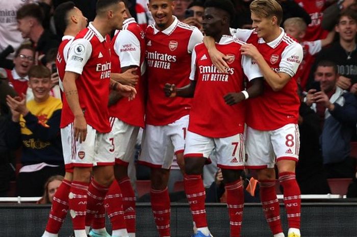 Para pemain Arsenal merayakan gol Bukayo Saka ke gawang Liverpool pada pekan ke-10 Liga Inggris musim 2021-2022 di Stadion Emirates, London, Minggu (9/10/2022)
