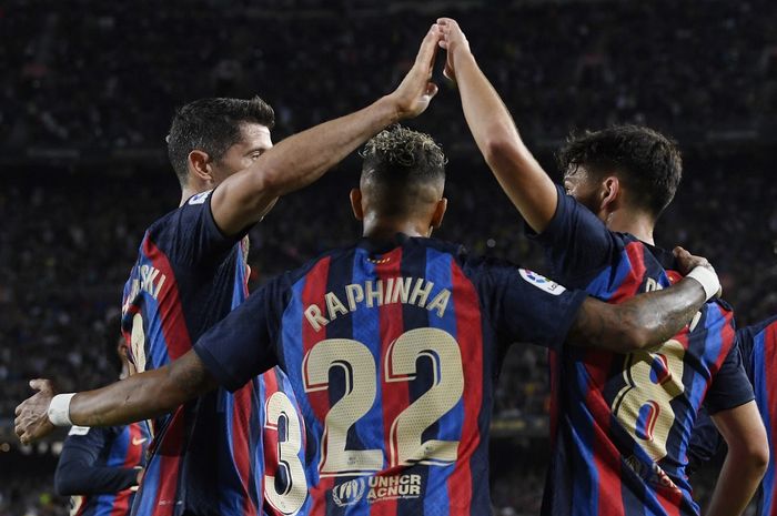 Para pemain Barcelona merayakan gol Pedri (8) ke gawang Celta Vigo dalam duel Liga Spanyol di Camp Nou (9/10/2022).