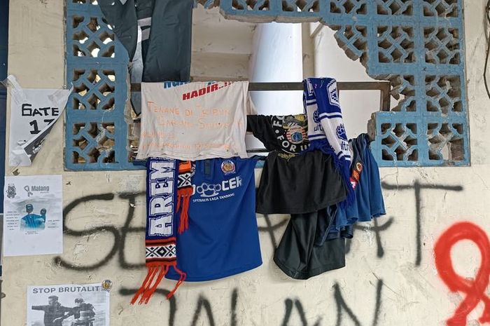Kaos Aremania digantung di dinding ventilasi pintu keluar tribun 13 Stadion Kanjuruhan