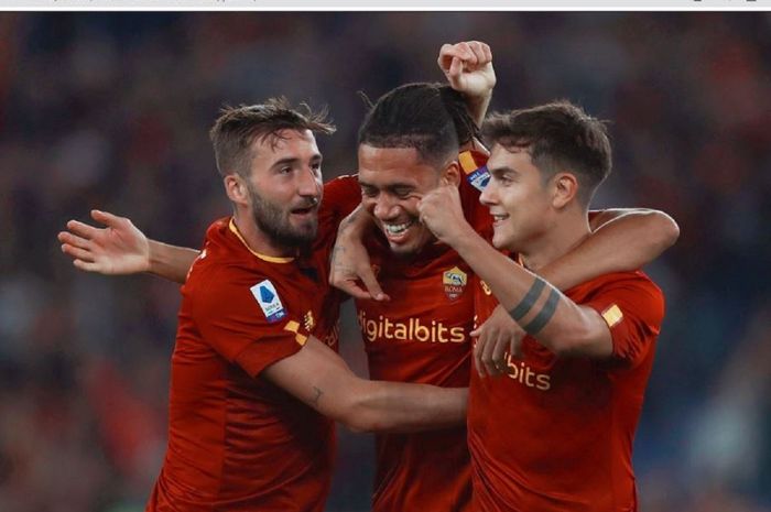 Selebrasi bek AS Roma, Chris Smalling, usai mencetak gol ke gawang Lecce di Liga Italia 2022-2023, Senin (10/10/2022).