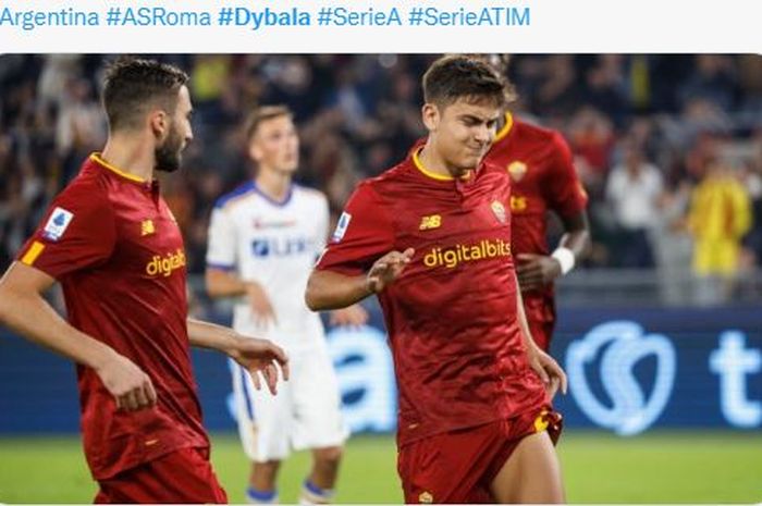 Bintang AS Roma, Paulo Dybala, memegangi paha kirinya usai mencetak gol lewat titik putih saat melawan Lecce, Senin (10/10/2022) dini hari WIB.