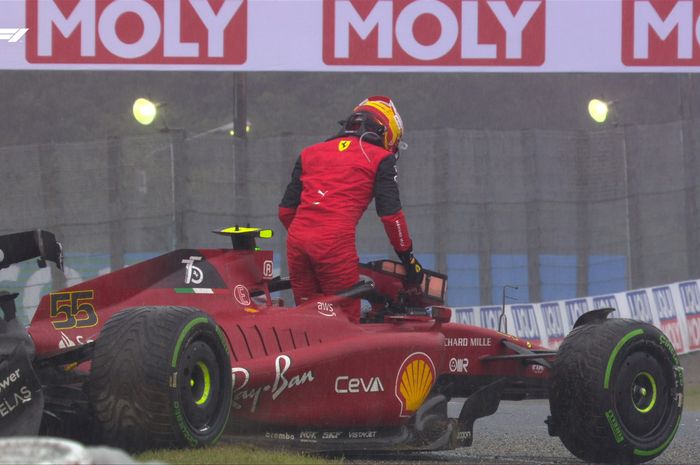 Pembalap Ferrari, Carlos Sainz usai kecelakaan pada Formula 1 GP Jepang 2022, Minggu (9/10/2022)