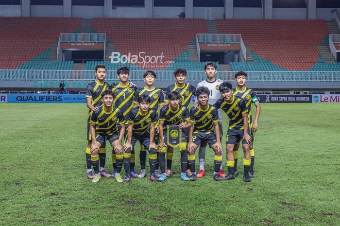 Skuat timnas U-17 Malaysia (skuad timnas U-17 Malaysia) sedang berfoto bersama jelang laga Kualifikasi Piala Asia U-17 2023 di Stadion Pakansari, Bogor, Jawa Barat, 9 Oktober 2022.