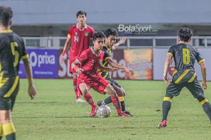 Pemain timnas U-17 Indonesia, Figo Dennis Saputrananto (kiri), sedang menguasai bola dan dijaga ketat pilar timnas U-17 Malaysia bernama Muhammad Anjasmirza (kanan) dalam laga Kualifikasi Piala Asia U-17 2023 di Stadion Pakansari, Bogor, Jawa Barat, 9 Oktober 2022.