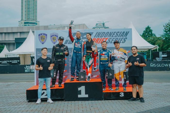 Dua dari tiga pebalap Alpha Rules Drift Team berhasil naik podium di putaran keempat yang dihelat di J99 Maxx Drift Circuit, Karawaci, Tangerang, Sabtu (8/10/2022).