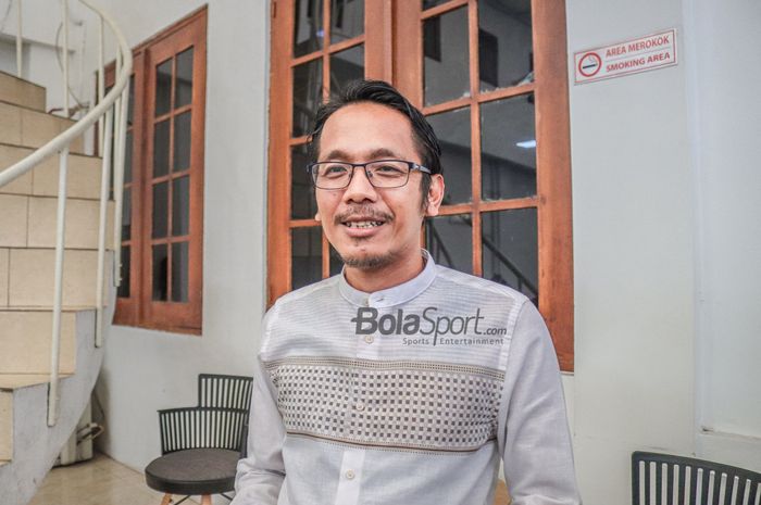 Praktisi sepak bola nasional atau founder Save Our Soccer dan anggota TGIPF, Akmal Marhali, saat ditemui awak media di Kantor Kemenko Polhukam, Jakarta, 11 Oktober 2022.
