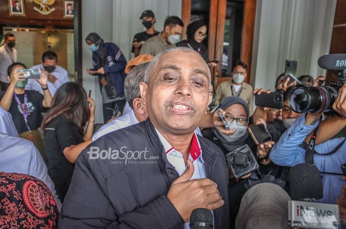 Anggota Komite Eksekutif PSSI, Ahmad Riyadh, sedang memberikan keterangan pers di Kantor Kemenko Polhukam, Jakarta, 11 Oktober 2022.