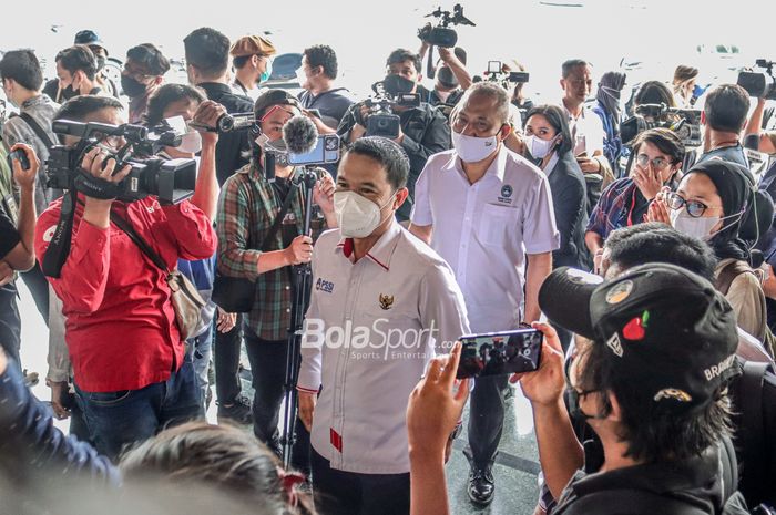 Sekretaris Jendral (Sekjen) PSSI, Yunus Nusi (depan), beserta rombongan tiba di Kantor Kemenko Polhukam, Jakarta, 11 Oktober 2022.
