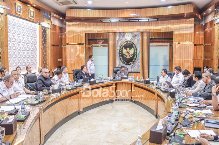 Menteri Koordinator Bidang Politik, Hukum dan Keamanan Indonesia, Mahfud MD (tengah), tampak memimpin rapat dengan sejumlah petinggi PSSI di Kantor Kemenko Polhukam, Jakarta, 11 Oktober 2022.