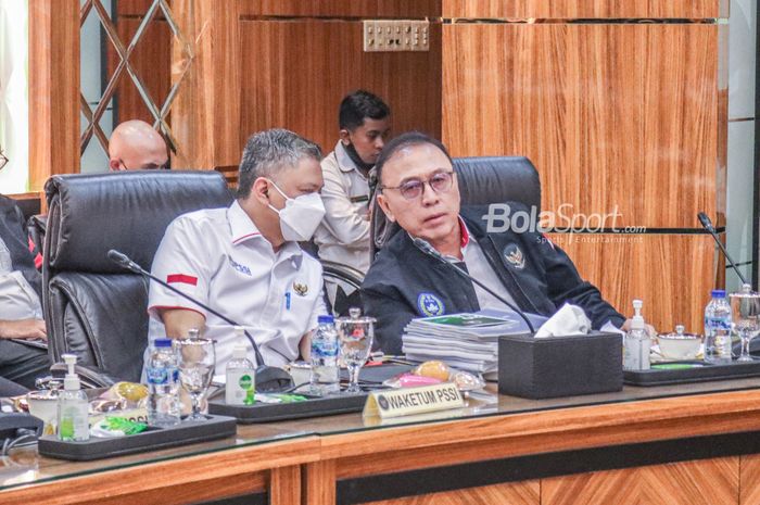 Ketua Umum PSSI, Mochamad Iriawan (kanan), tampak sedang berdiskusi dengan Wakil Ketua PSSI bernawa Iwan Budianto (kiri) dalam rapatnya di Kantor Kemenko Polhukam, Jakarta, 11 Oktober 2022.