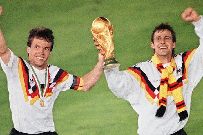 Pemain berjulukan Terminator, Lothar Matthaeus (kiri), meraih trofi Piala Dunia 1990 untuk timnas Jerman. Ia berpose dengan Pierre Littbarski.