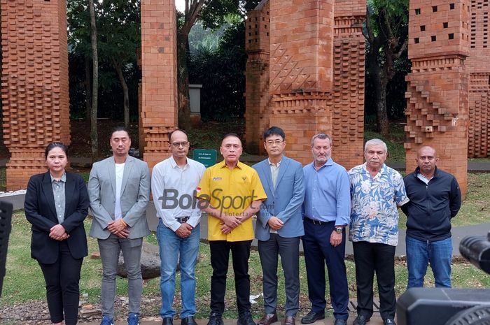 PSSI dengan perwakilan FIFA melakukan sesi jumpa pers di kawasan GBK, Senayan, Jakarta, 12 Oktober 2022.