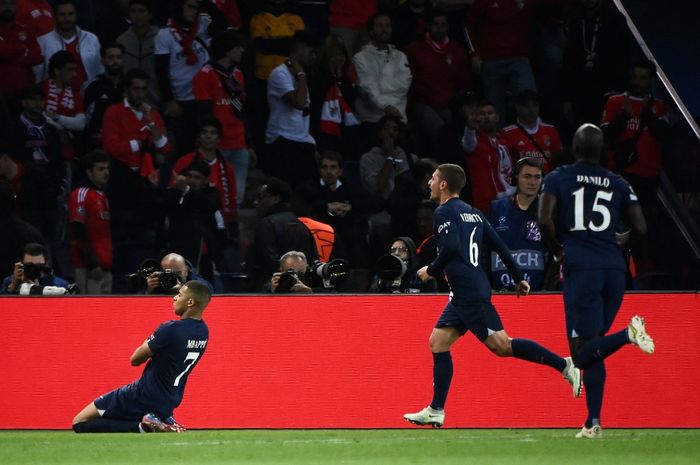Striker Paris Saint-Germain, Kylian Mbappe, merayakan gol ke gawang Benfica dalam laga Grup H Liga Champions di Stadion Parc des Princes, Selasa (11/10/2022).