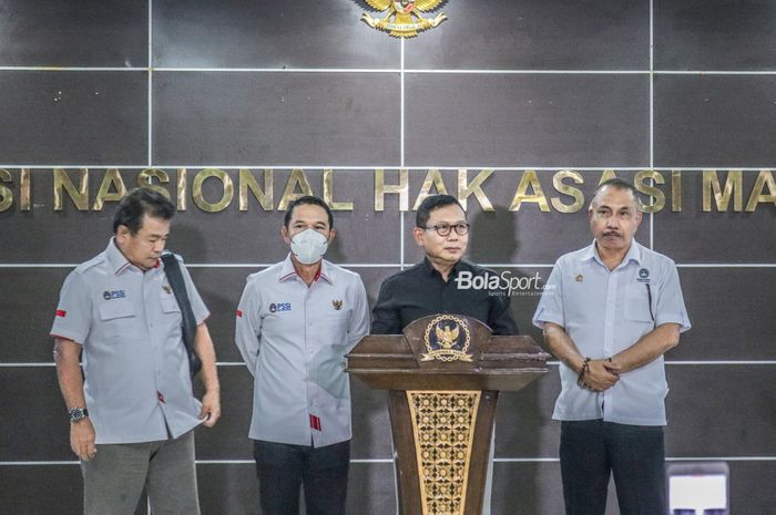 Anggota Komite Eksekutif (Exco) PSSI, Sonhadji, sedang memberikan keterangan pers ditemani sejumlah rekannya salah satunya Yunus Nusi di Komnas HAM, Jakarta, 13 Oktober 2022.
