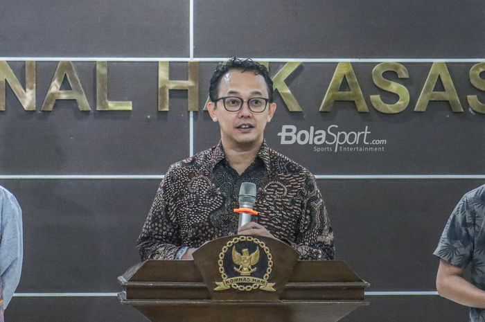 Komisioner Komnas HAM, Beka Ulung Hapsara, sedang memberikan keterangan kepada awak media di Kantor Komnas HAM, Jakarta, 13 Oktober 2022.