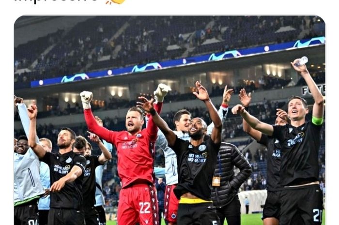 Para pemain Club Brugge merayakan kelolosan pertama mereka ke babak 16 besar Liga Champions di Stadion Wanda Metropolitano, Rabu (12/10/2022).
