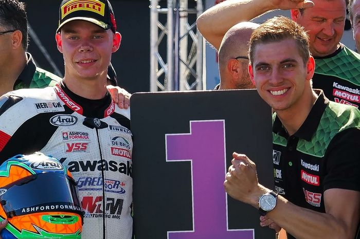 Duka mendalam meyelimuti keluarga mendiang pembalap Belanda, Victor Steeman (kiri), yang meninggal dunia akibat kecelakaan pada balapan Kejuaraan Dunia Supersport 300 di Sirkuit Algarve, Portugal, 8 Oktober 2022. 