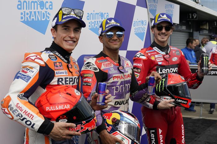 Dari kiri ke kanan, Marc Marquez (Repsol Honda), Jorge Martin (Pramac Racing), dan Francesco Bagnaia (Ducati) setelah sesi kualifikasi MotoGP Australia di Sirkuit Phillip Island, Sabtu (15/10/2022).