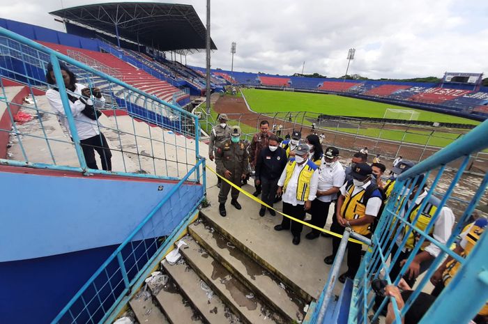 Menteri Pembangunan dan Perumahan Rakyat (PUPR) Basuki Hadimuljono saat meninjau langsung Stadion Kanjuruhan, Kamis (13/10/2022).