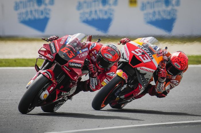 Pembalap Repsol Honda, Marc Marquez, saat membuntuti Francesco Bagnaia dari Ducati pada sesi kualifikasi MotoGP Australia 2022 di Sirkuit Phillip Island, Sabtu, 15 Oktober 2022