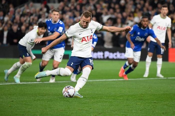 Harry Kane cetak gol penalti saat Tottenham Hotspur bertanding melawan Everton pada pekan ke-11 Liga Inggris 2022-2023.