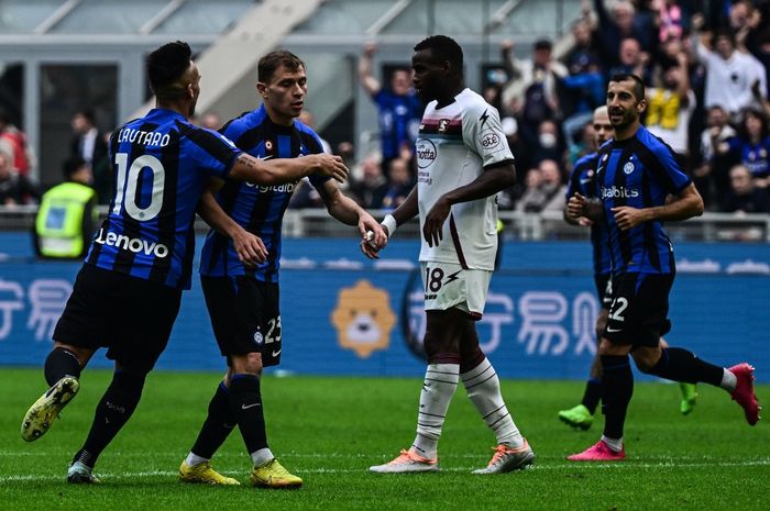 Nicolo Barella turut mencetak gol ke gawang Salernitana saat Inter Milan menang di Giuseppe Meazza dalam lanjutan Liga Italia 2022-2023.