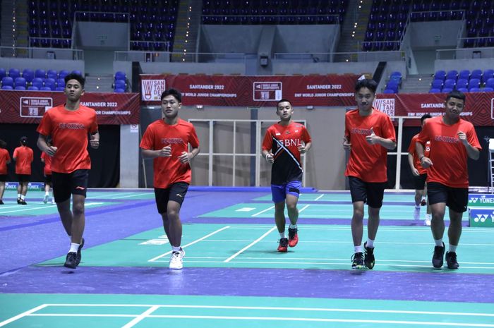 Tim putra Indonesia sedang berlatih menjelang Kejuaraan Dunia Junior 2022 di Palacio de Deportes de Santander, Santander, Spanyol, Sabtu (15/10/2022) waktu setempat.