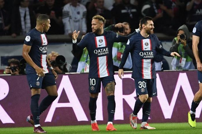 Neymar (tengah) diapit Lionel Messi dan Kylian Mbappe saat merayakan gol PSG ke gawang Marseille dalam lanjutan Liga Prancis (16/10/2022).