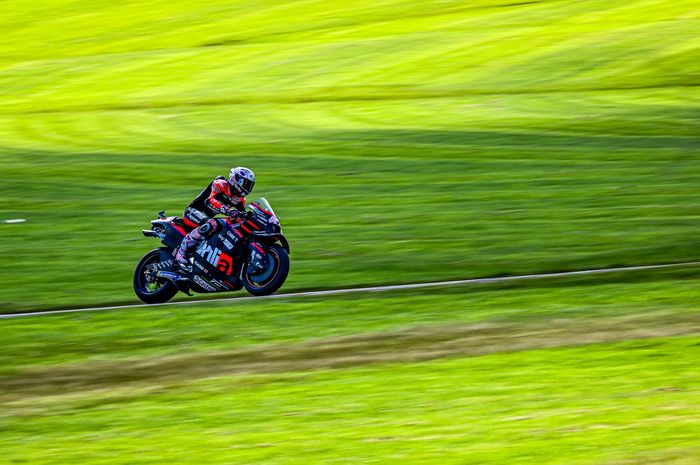 Pembalap Aprilia Racing, Aleix Espargaro pada sesi balapan MotoGP Australia 2022 di Sirkuit Phillip Island, Minggu (16/10/2022).