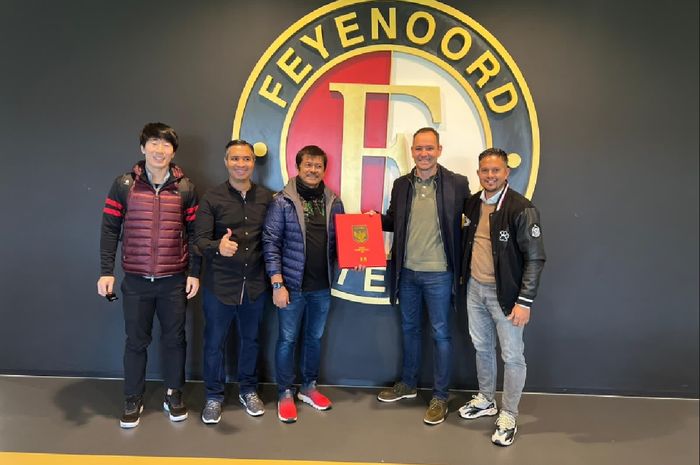Tiga delegasi PSSI, Kim Jong-jin, Hamdan Hamedan, dan Indra Sjafri saat mengunjungi kantor Feyenoord di Belanda.
