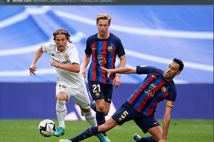 Momen Luka Modric berhasil melewati hadangan dua gelandang Barcelona, Sergio Busquets dan Frenkie de Jong pada laga el clasico pekan ke-9 Liga Spanyol 2022-2023.