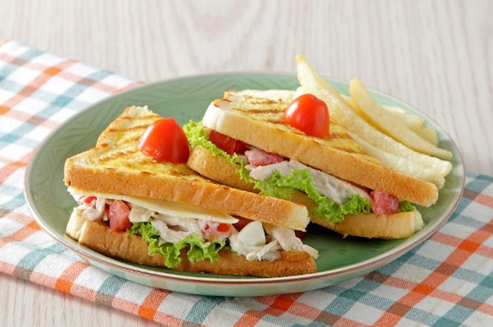 Hidangan sandwich roti ayam mayones,
