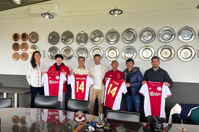 Perwakilan PSSI yakni Indra Sjafri, Jongjin Kim, dan Hamdan Hamedan saat menjalin pertemuan dengan tim Liga  Belanda Ajax Amsrterdam.