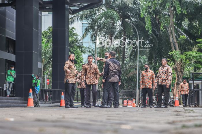 Sejumlah pengawalan ketat dari pihak keamanan berjaga di Kantor PSSI, GBK Arena, Jakarta, 18 Oktober 2022.