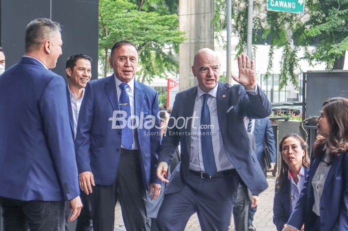 Presiden FIFA, Gianni Infantino (kanan), tampak menyapa para awak media dan ditemani Mochamad Iriawan (kiri) selaku Ketua Umum PSSI di GBK Arena, Senayan, Jakarta, 18 Oktober 2022.