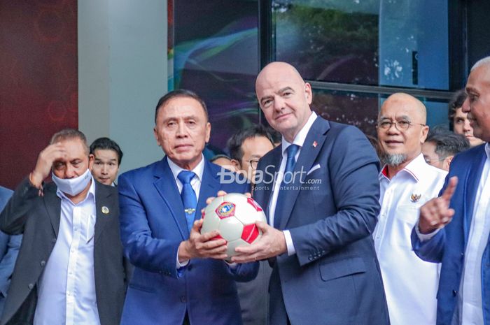 Ketua Umum PSSI, Mochamad Iriawan (kiri), tampak memberikan bola kepada Gianni Infantino selaku Presiden FIFA di GBK Arena, Senayan, Jakarta, 18 Oktober 2022.