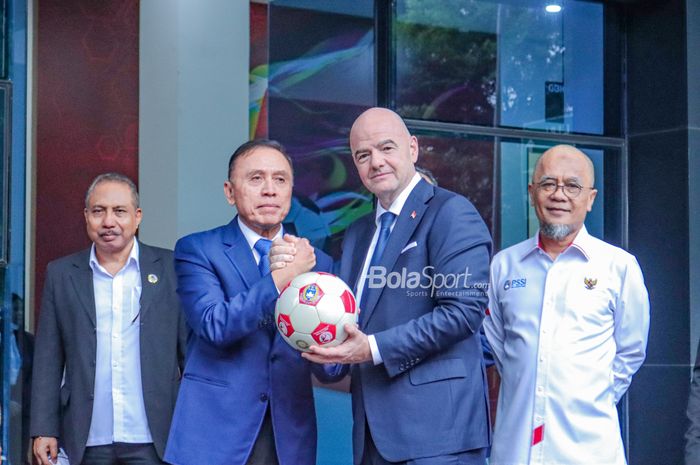 Ketua Umum PSSI, Mochamad Iriawan (kiri), tampak memberikan bola kepada Gianni Infantino (kanan) selaku Presiden FIFA di GBK Arena, Senayan, Jakarta, 18 Oktober 2022.