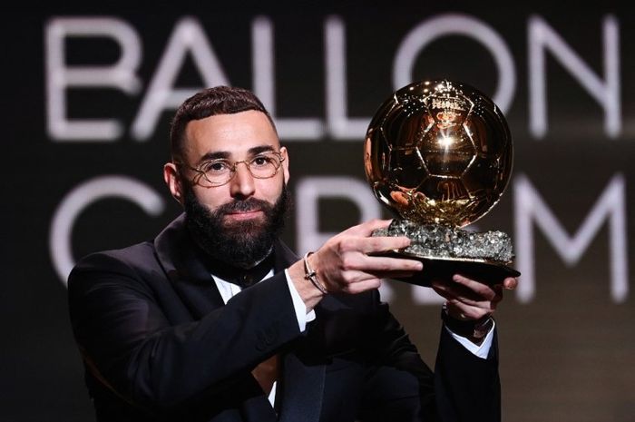 Karim Benzema sebagai juara Ballon d'Or 2022.