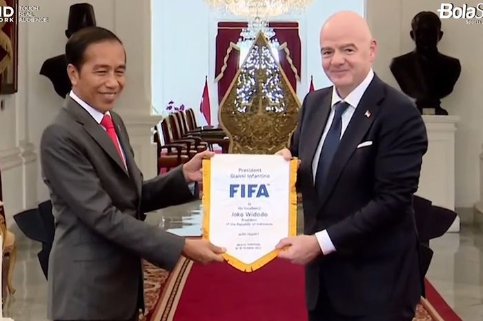 Presiden Indonesia, Joko Widodo (Kiri), Presiden FIFA, Gianni Infantino (kanan),Istana Merdeka, Jakarta, 18 Oktober 2022.