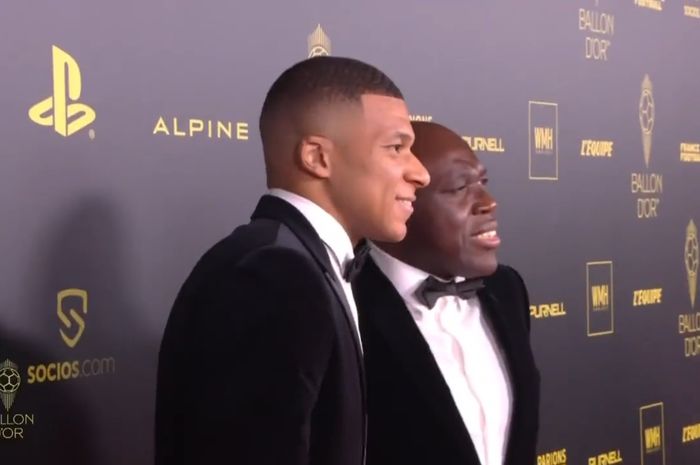 Kylian Mbappe bersama sang ayah di karpet merah Ballon d'Or 2022.