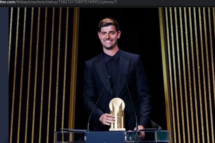 Kiper Real Madrid, Thibaut Courtois, menerima penghargaan Lev Yashin di Theatre du Chatelet, Senin (17/10/2022).